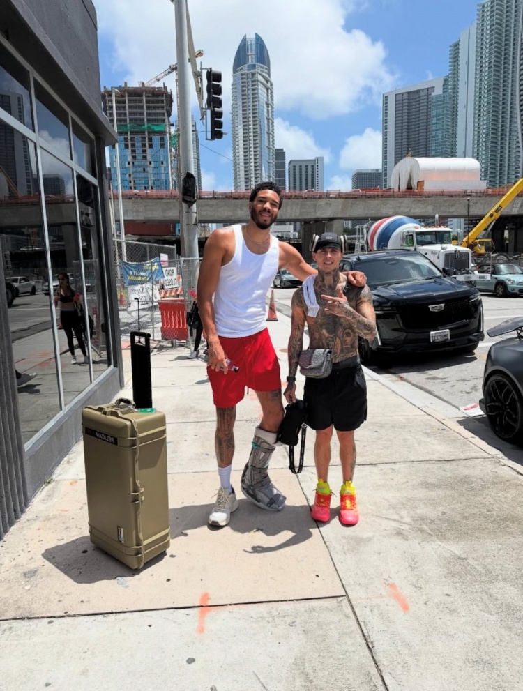 早日康复🙏塔图姆街边与球迷合照 右脚仍穿厚重保护靴